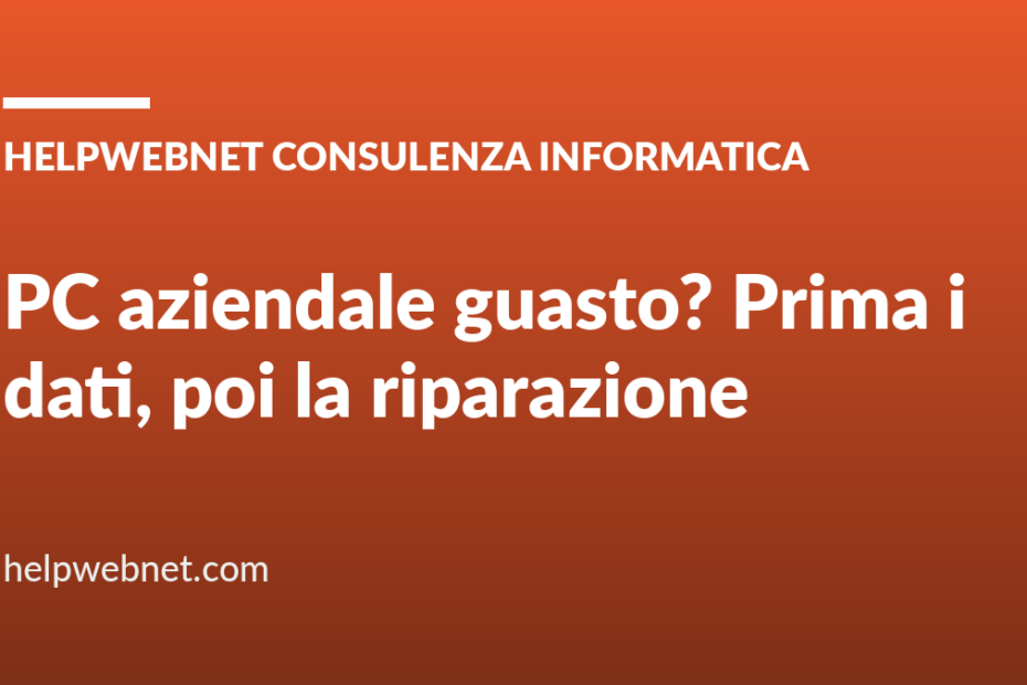 Tecnico informatico che ripara un computer portatile aziendale su una scrivania d'ufficio